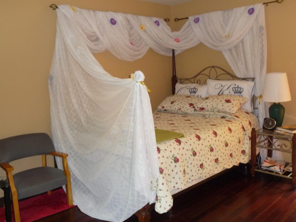 Davis Brook Retreat Bed & Breakfast Sechelt Ngoại thất bức ảnh