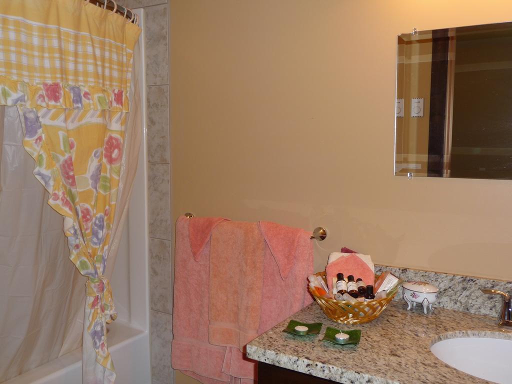 Davis Brook Retreat Bed & Breakfast Sechelt Ngoại thất bức ảnh