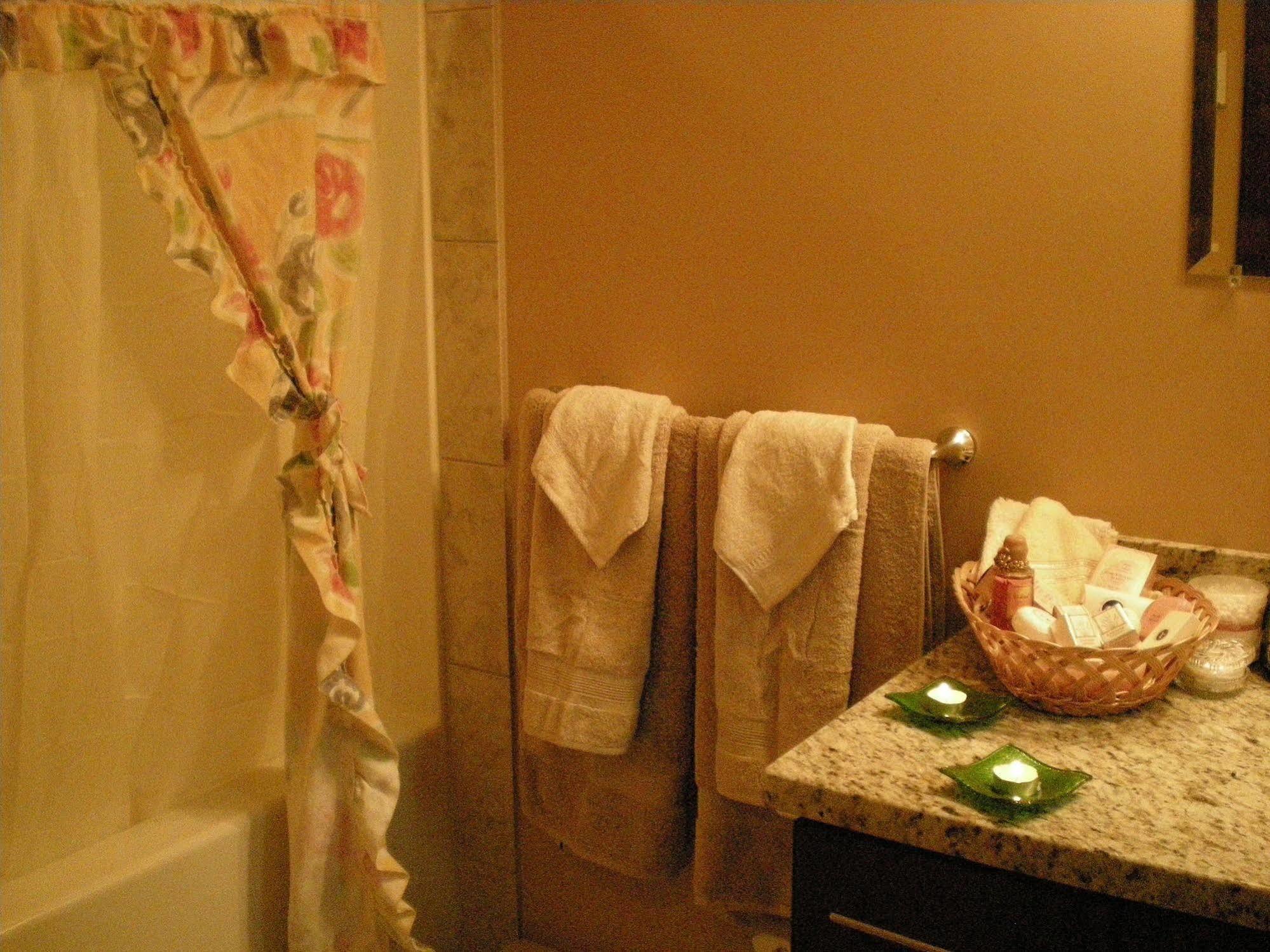 Davis Brook Retreat Bed & Breakfast Sechelt Ngoại thất bức ảnh